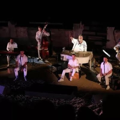 Η παράσταση του Φεστιβάλ Αθηνών Επιδαύρου που αποθεώθηκε στο Μικρό Θέατρο της Επιδαύρου, έρχεται για ένα μόνο βράδυ στο Ηρώδειο. (2)